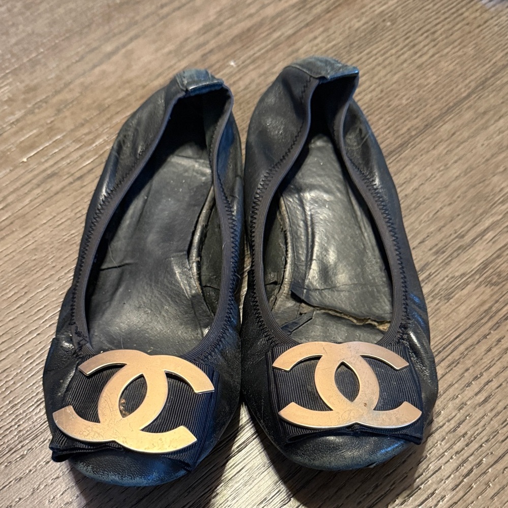 Authentic CHANEL Black Leather Ballet Flats with Gold CC Emblem